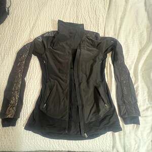 Lululemon Run: Draft Dodger Jacket Black with Lace Sleeves and Reflective Trim